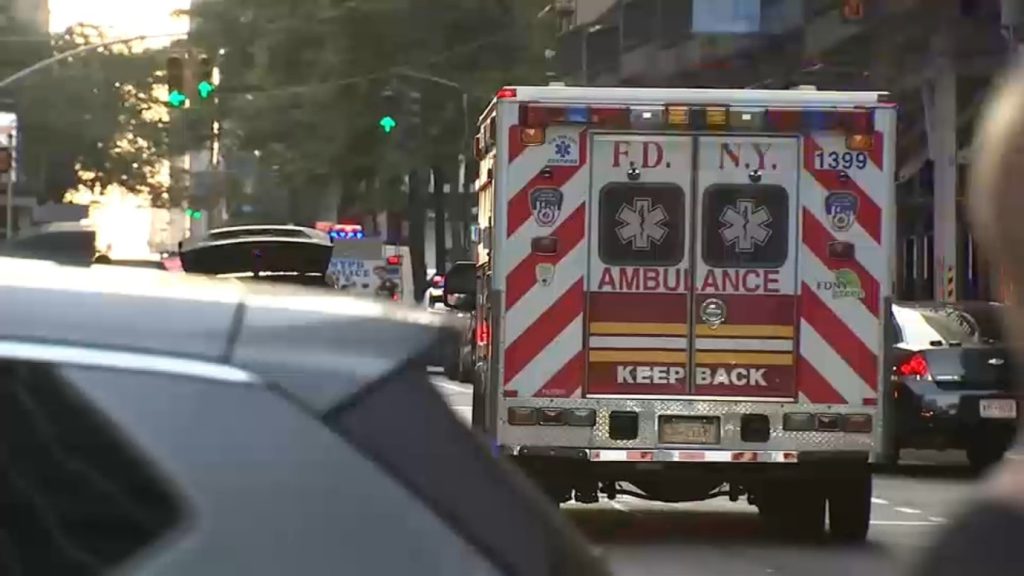 Una ambulancia en el centro de Manhattan se acerca a atender a los heridos en el tiroteo de este lunes. Foto NYH