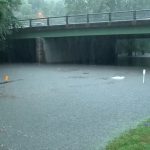 Conductores tuvieron que abandonar sus vehículos ante las inundaciones
