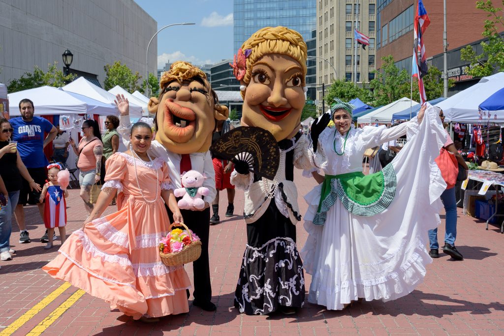 Evelyn Santiago y personalidades, luego del izamiento de la bandera de Puerto Rico en White Plains.

