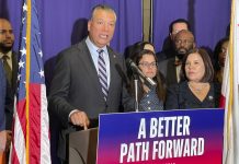 Demócratas buscan apoyo de Trump para renovar ley migratoria que beneficiaría a millones El senador por California Alex Padilla habla durante una conferencia de prensa este viernes, en Los Ángeles (EE.UU.). EFE/ Ana Milena Varón