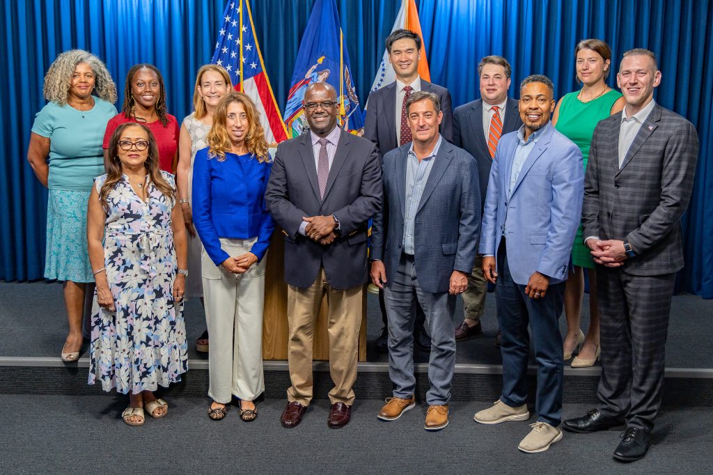 El ejecutivo del condado Ken Jenkins, directivos de Volunteer New York, legisladores y funcionarios de Westchester durante el lanzamiento de la convocatoria de voluntarios para conmemorar el 9-11.
