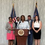 Fiscal de Nueva York presenta reclamo contra arrestos ICE en las cortes La fiscal general de Nueva York, Letitia James presenta reclamo contra arrestos ICE en las cortes. En la foto durante una conferencia de prensa en el norte del estado de Nueva York. Foto OAG NY