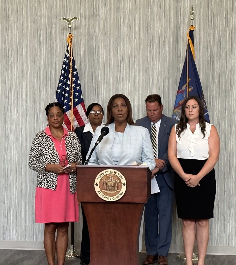 La fiscal general de Nueva York, Letitia James presenta reclamo contra arrestos ICE en las cortes. En la foto durante una conferencia de prensa en el norte del estado de Nueva York. Foto OAG NY