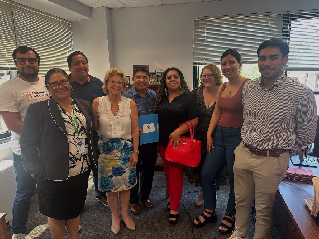 La senadora estatal Shelley Mayer, se reunió con activistas de varias agencias no lucrativas, en Mamaroneck. Foto Senadora Shelley Mayer