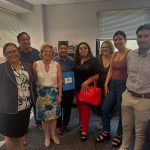 Proyecto para prohibir rostros cubiertos a los agentes de ICE La senadora estatal Shelley Mayer, se reunió con activistas de varias agencias no lucrativas, en Mamaroneck. Foto Senadora Shelley Mayer
