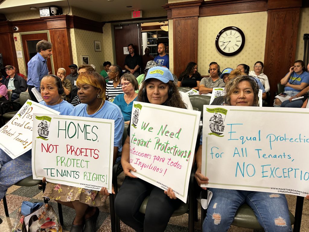 Activistas de Make the Road y residentes de Tarrytown, durante una de las audiencias municipales en Tarrytown sobre la ley del inquilino.