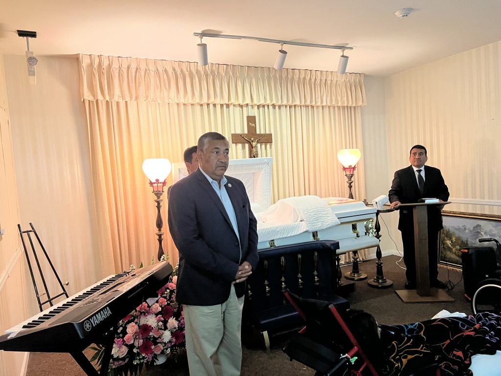 El alcalde de Port Chester Luis Marino, en el velorio y a la derecha el pastor Rufino Huyhua de El Olivar. Foto: Westchester Hispano