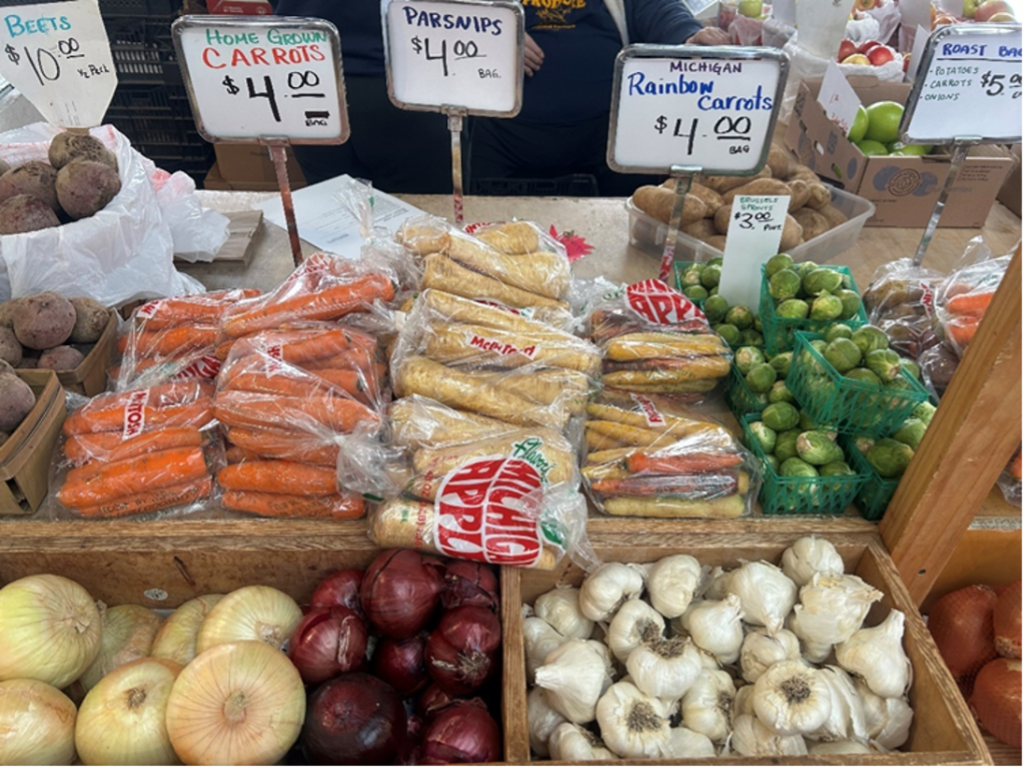 El uso de los mercados agrícolas para comprar los alimentos es una ganancia tanto para los agricultores como para las familias. Foto archivo

