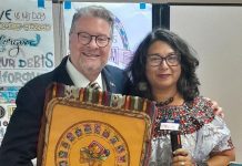 Guatemaltecos honran al senador Pete Harckham