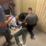 Periodista hospitalizado tras empujón de agentes de ICE en Nueva York Imagen del momento en que un reportero tuvo que ser atendido por el servicio de emergencia luego que agentes empujaron e hirieron a periodistas en el Edificio de Federal Plaza, Oficina de Inmigración USCIS. Foto: Contributed