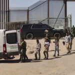 USCIS tendrá agentes especiales con poder policial Migrantes detenidos son llevados por miembros de la Patrulla Fronteriza estadounidense a un vehículo, junto al muro fronterizo en El Paso, Texas (EE.UU). Imagen de archivo. EFE