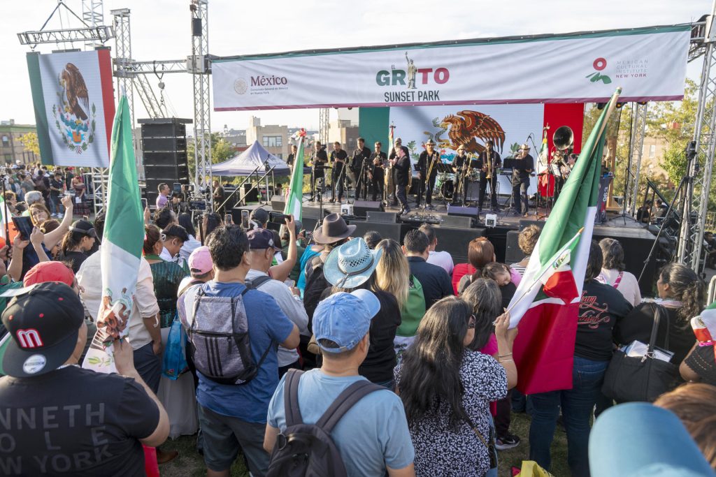 Personas participan este lunes, en la celebración de la independencia de México en Nueva York (Estados Unidos). EFE