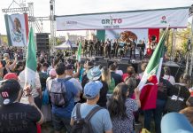 Mexicanos de Nueva York celebran El Grito sin hacer demasiado ruido Personas participan este lunes, en la celebración de la independencia de México en Nueva York (Estados Unidos). EFE