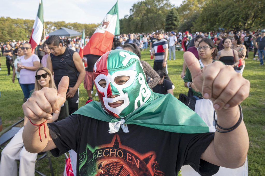 Una persona disfrazada participa este lunes, en la celebración de la independencia de México en Nueva York. EFE