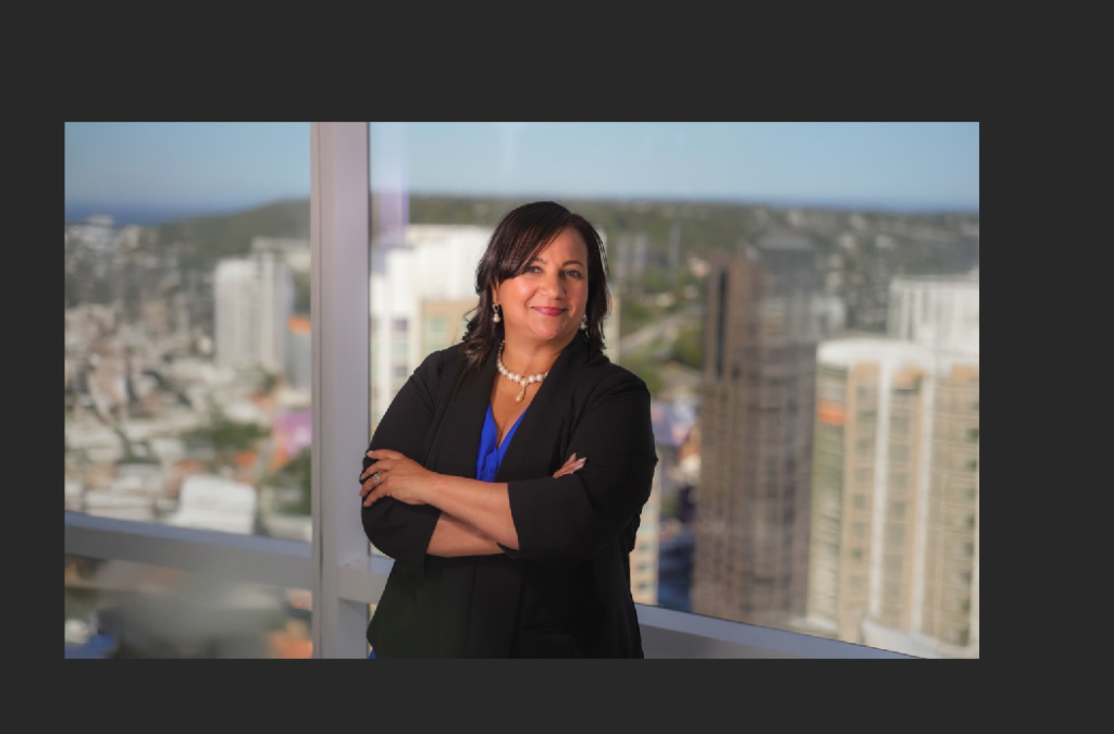 Evelyn Santiago, la candidata al Concejo Municipal de White Plains, en uno de los edificios de la esta ciudad. Foto ES
