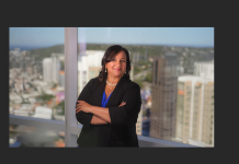 Maestra hispana aspira al Concejo de White Plains Evelyn Santiago, la candidata al Concejo Municipal de White Plains, en uno de los edificios de la esta ciudad. Foto ES