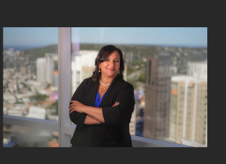 Evelyn Santiago, la candidata al Concejo Municipal de White Plains, en uno de los edificios de la esta ciudad. Foto ES