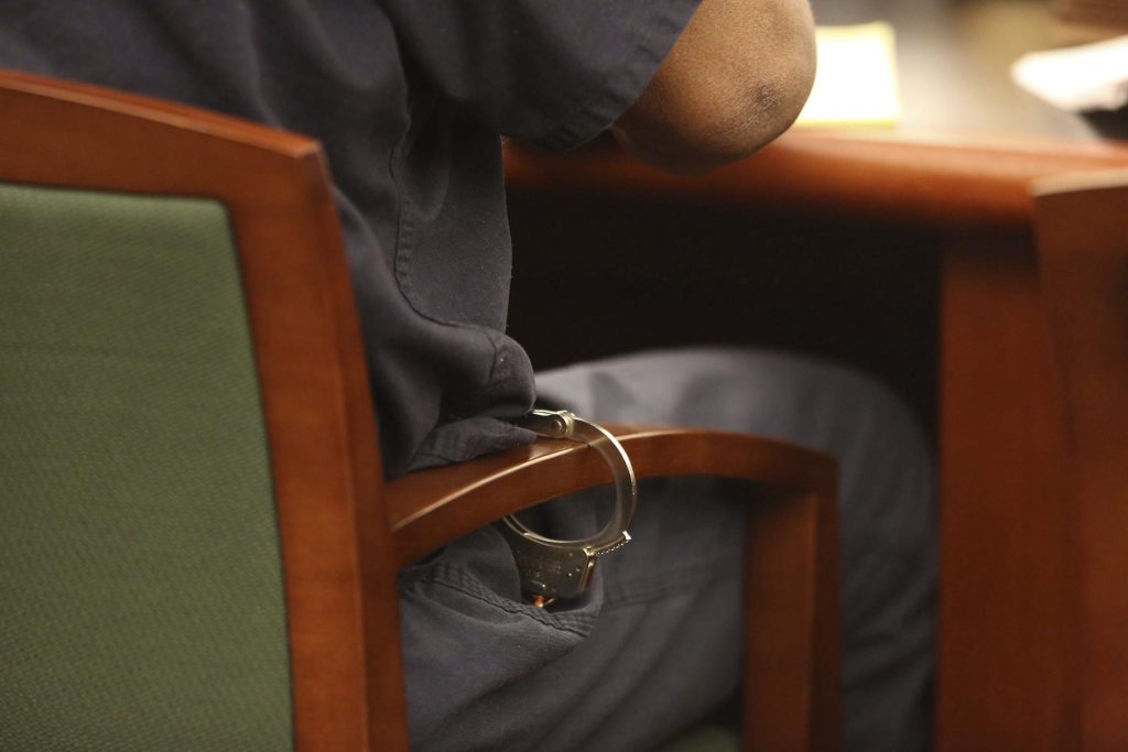 Imagen de una persona escuchando su sentencia judicial. EFE archivo