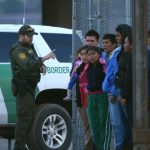 Juez impide a EEUU detener a menores no acompañados que cumplieron 18 años Juez impide detener a menores no acompañados que hayan cumplido 18 años. EFE