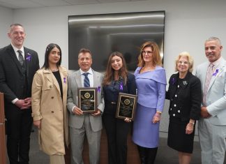 Premian a padre e hija que evitaron feminicidio La víctima que fue salvada de un acto brutal de violencia doméstica, junto a Armando y Shayla Gramajo., sus héroes. durante la premiación por parte de la Fiscal de Westchester, Susan Cacace, la senadora Shelley Mayer, y legisladores del condado James Nolan (i) Colin Smith (d). Foto: WDA