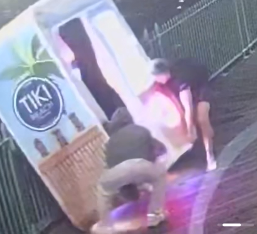 Los sospechosos intentan roban un puesto de fotografía de Playland Park. Foto WCPD