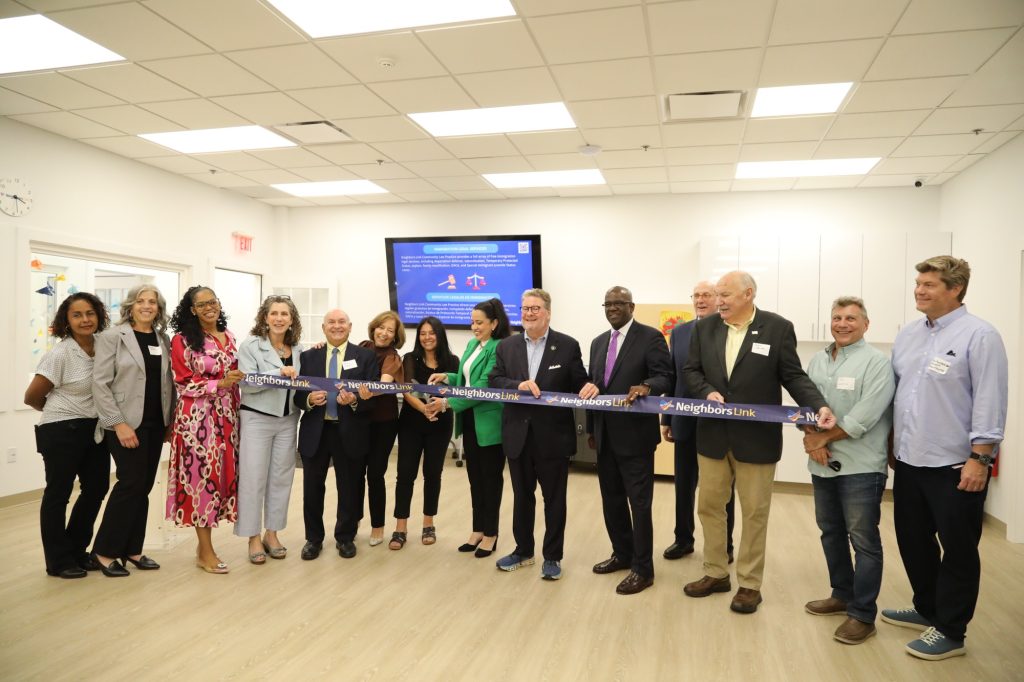 El martes 7 de octubre, la familia de Neighbors Link se reunió con funcionarios electos y la comunidad para inaugurar su nueva sede, ubicada en 350 Lexington Avenue en Mt. Kisco.