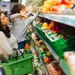 Nuevo programa sobre cambios en el SNAP Una madre y su hijo haciendo sus compras de alimentos. Foto Archivo