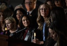 Víctimas de Epstein celebran ley clave