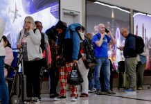 Casi 2.000 vuelos cancelados en medio del cierre del Gobierno Miles de pasajeros varados por la cancelacion de vuelos en EEUU. EFE