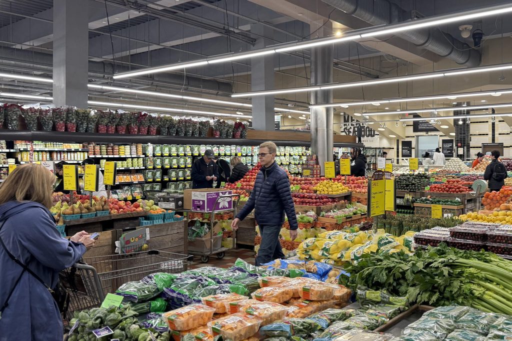 Personas realizan sus compras por el día de Acción de Gracias en un supermercado de Washington. EFE