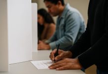 Encuesta: “Más de un tercio de los votantes latinos de Trump se arrepienten”