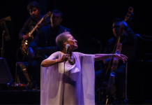 Susana Baca recibe Premio a la Excelencia Musical Susana Baca celebrando su Premio a la Excelencia Musical en los Latin Grammy 2025.