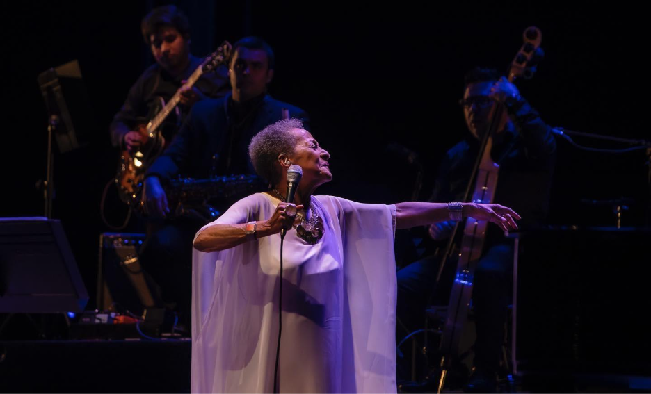 Susana Baca celebrando su Premio a la Excelencia Musical en los Latin Grammy 2025.