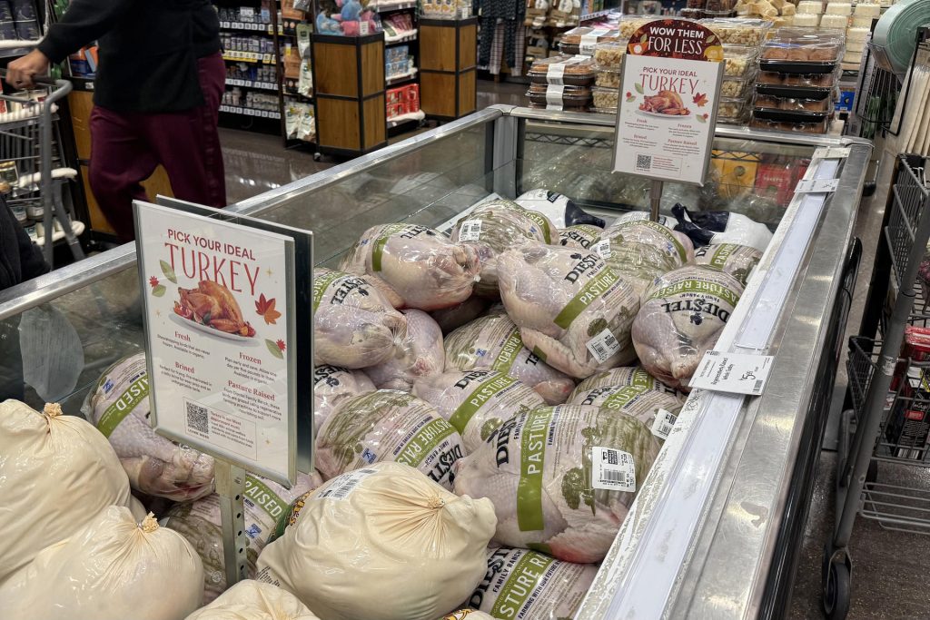 Fotografía que muestra un refrigerador con pavos por el día de Acción de Gracias en un supermercado de Washington. EFE