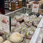 ¿Un pavo sin guarnición? Fotografía que muestra un refrigerador con pavos por el día de Acción de Gracias en un supermercado de Washington. EFE