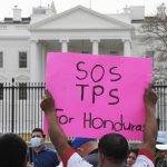 Jueza declara ilegal anulación del TPS para Nicaragua, Honduras y Nepal Una imagen de inmigrantes que pedian que no se candele el TPS. EFE archivo