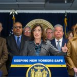 Hochul impulsa ley para frenar la colaboración de policías locales con ICE en Nueva York