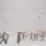 El temporal deja más de 700.000 hogares sin electricidad en EEUU Personas caminan durante una nevada este domingo, en Manhattan EFE
