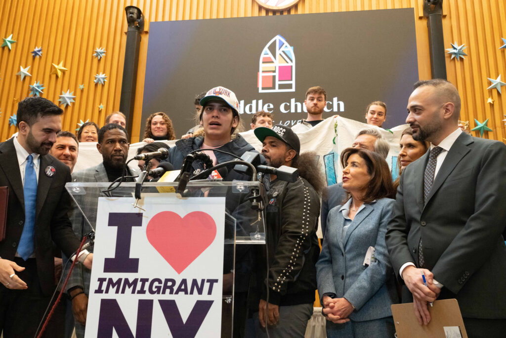 El estudiante Dylan recibe la bienvenida por parte del activismo proinmigrante neoyorquino,, la gobernadora Kathy Hochul, el alcalde Zohran Mamdani, acompañado de su familia.