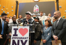 Dylan vuelve a casa tras 10 meses detenido por ICE El estudiante Dylan recibe la bienvenida por parte del activismo proinmigrante neoyorquino,, la gobernadora Kathy Hochul, el alcalde Zohran Mamdani, acompañado de su familia.