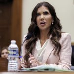 Destituyen a Kristi Noem como secretaria de Seguridad Nacional