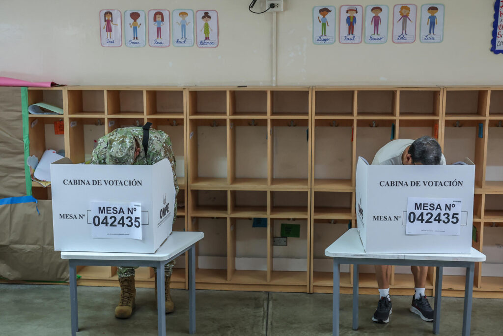 Personas votan este domingo, en Lima (Perú). Las autoridades electorales de Perú ampliaron una hora más el tiempo para sufragar este domingo en las elecciones generales tras los múltiples problemas registrados para abrir los centros de votación, especialmente en Lima. EFE