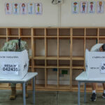 Cierran los centros de votación en Perú e inicia un escrutinio que se prevé largo y lento Personas votan este domingo, en Lima (Perú). Las autoridades electorales de Perú ampliaron una hora más el tiempo para sufragar este domingo en las elecciones generales tras los múltiples problemas registrados para abrir los centros de votación, especialmente en Lima. EFE