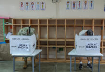 Cierran los centros de votación en Perú e inicia un escrutinio que se prevé largo y lento Personas votan este domingo, en Lima (Perú). Las autoridades electorales de Perú ampliaron una hora más el tiempo para sufragar este domingo en las elecciones generales tras los múltiples problemas registrados para abrir los centros de votación, especialmente en Lima. EFE