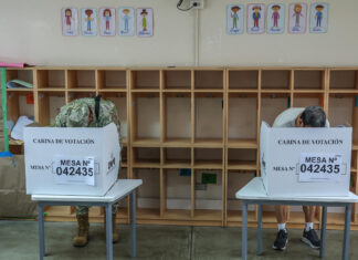 Personas votan este domingo, en Lima (Perú). Las autoridades electorales de Perú ampliaron una hora más el tiempo para sufragar este domingo en las elecciones generales tras los múltiples problemas registrados para abrir los centros de votación, especialmente en Lima. EFE
