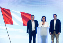 PERÚ ELECCIONES: Fujimori consolida su primer lugar cuando se ha escrutado el 60 % de los votos en Perú La candidata presidencial peruana Keiko Fujimori (C) habla en una conferencia de prensa, junto a Luis Galarreta (I) y Miki Torres (D) en Lima, Perú, el 13 de abril de 2026. EFE