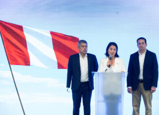 La candidata presidencial peruana Keiko Fujimori (C) habla en una conferencia de prensa, junto a Luis Galarreta (I) y Miki Torres (D) en Lima, Perú, el 13 de abril de 2026. EFE