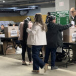 Perú elige presidente en medio de retrasos en Lima Las elecciones generates del Peru se vienen llevando a cabo este domingo 12 de abril. En la foto, votantes peruanos en el momento que ejercen su derecho al voto, en el centro de votacion de Nueva York habilitado en Queen College, en Flushing, Queens. Foto: NYH