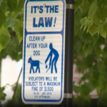Yonkers endurece multas por desechos de perros Uno de los cartgeles ubicado en una calle de Yonkers, que indica la nueva multa para quienes no limpien los deshechos de sus mascotas.