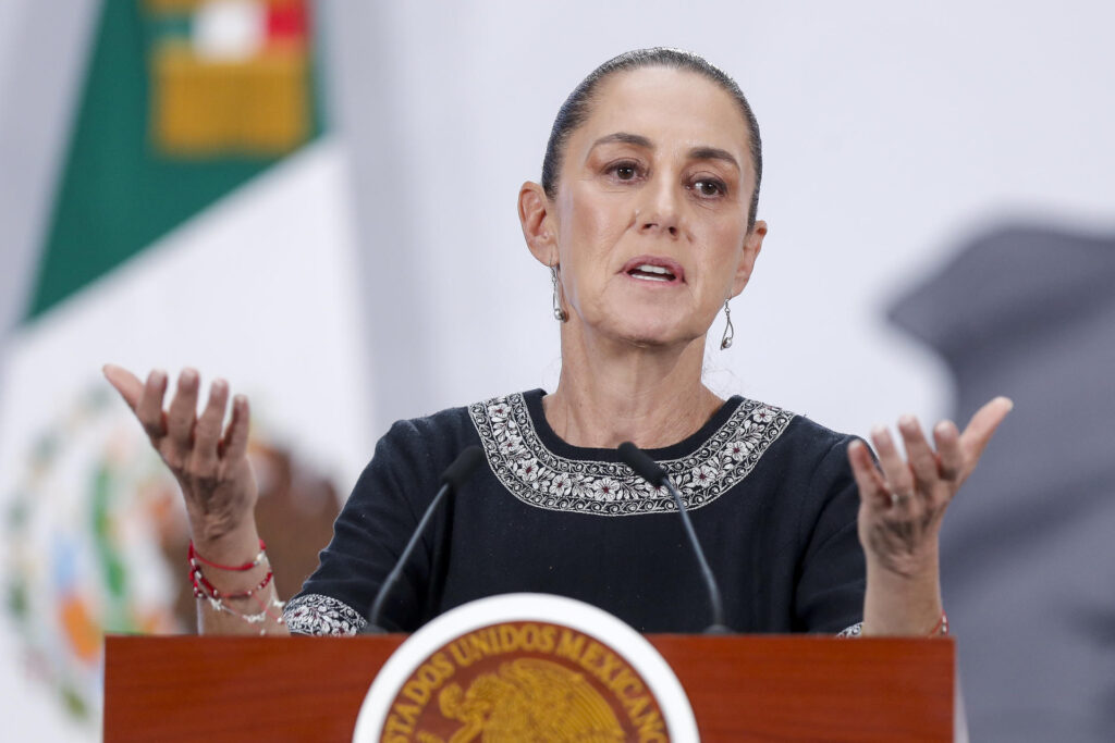 La presidenta de México, Claudia Sheinbaum, participa en una rueda de prensa en el Palacio Nacional en Ciudad de México (México). EFE
